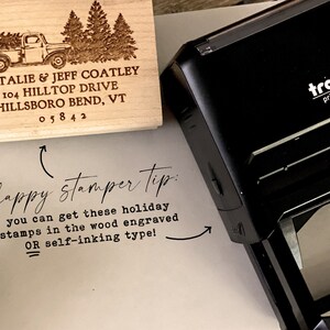 Puede incluir: Un sello de madera con un dise&ntilde;o de cami&oacute;n y &aacute;rbol de Navidad. El sello dice "NATALIE & JEFF COATLEY 104 HILLTOP DRIVE HILLSBORO BEND, VT 05842". El sello est&aacute; al lado de un sello autoentintable Trodat printy 4926 negro.