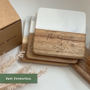 Puede incluir: Juego de cuatro posavasos de mármol blanco y madera con una inscripción personalizada que dice "The Smiths Est. 2015".