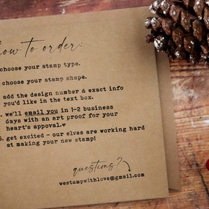 Puede incluir: Una tarjeta de papel marr&oacute;n con instrucciones sobre c&oacute;mo pedir un sello personalizado. El texto dice "how to order:" seguido de una lista de pasos. La tarjeta tambi&eacute;n incluye la direcci&oacute;n de correo electr&oacute;nico "westampwithlove@gmail.com" y la palabra "questions?" con una flecha apuntando hacia la derecha.