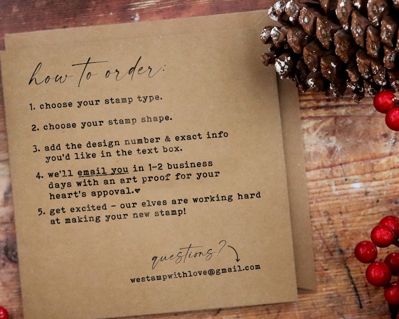 Puede incluir: Una tarjeta de papel marr&oacute;n con instrucciones sobre c&oacute;mo pedir un sello personalizado. El texto dice "how to order:" seguido de una lista de pasos. La tarjeta tambi&eacute;n incluye la direcci&oacute;n de correo electr&oacute;nico "westampwithlove@gmail.com" y la palabra "questions?" con una flecha apuntando hacia la derecha.