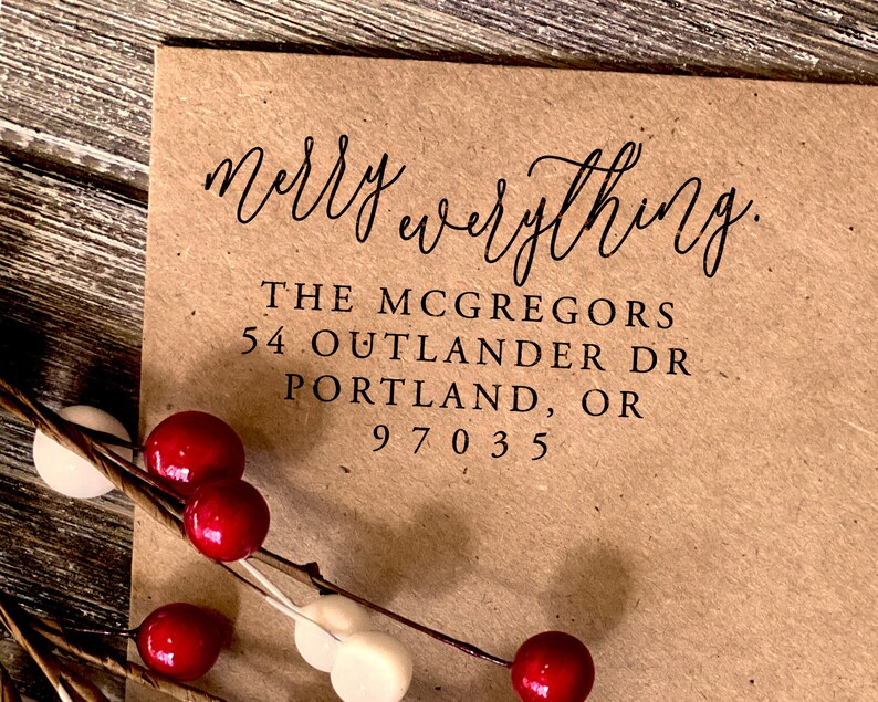 Puede incluir: Un sobre de papel marr&oacute;n con un sello de tinta negra que dice "merry everything." La direcci&oacute;n est&aacute; impresa debajo del saludo: "THE MCGREGORS 54 OUTLANDER DR PORTLAND, OR 97035"