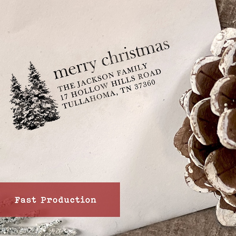 Peut inclure: Une enveloppe blanche avec un tampon en caoutchouc noir repr&eacute;sentant un motif de sapin de No&euml;l et le texte "merry christmas THE JACKSON FAMILY 17 HOLLOW HILLS ROAD TULLAHOMA, TN 37360". L'enveloppe comporte &eacute;galement une &eacute;tiquette rouge avec le texte "Fast Production".