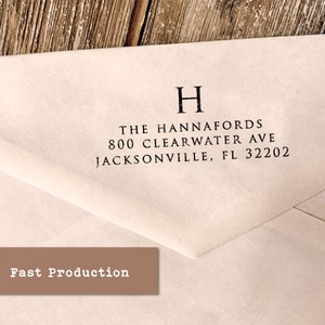 Może przedstawiać: Biała koperta z czarnym adresem zwrotnym, który brzmi "THE HANNAFORDS 800 CLEARWATER AVE JACKSONVILLE, FL 32202". Litera "H" jest w większym rozmiarze czcionki i znajduje się na środku nad adresem.