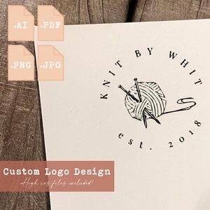 Op de afbeelding: Zwart-wit logo ontwerp voor een brei bedrijf genaamd "Knit By Whit", opgericht in 2018. Het logo toont een bol garen met breinaalden.