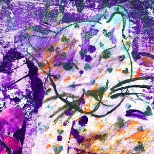 Op de afbeelding: Abstract kunstwerk met een paarse en witte achtergrond. De schildering toont een gestileerd kattengezicht, omlijnd in zwart, met hart- en bladvormen. Het kunstwerk heeft een textuur met glitteraccenten.