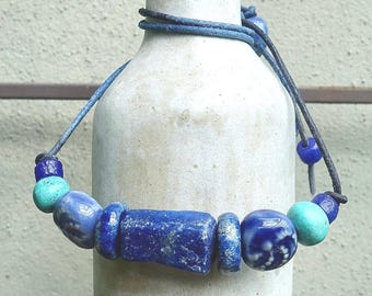 Collar de cuentas de lapislázuli: cerámica artesanal y cuentas de arcilla marroquí vintage con pátina azul.