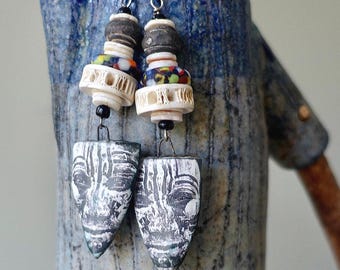 Pendientes de escudo tribal: Dijes de cerámica artesanal, vidrio reciclado africano