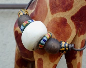 Pulsera de cuero con cuentas de hueso africano y vidrio reciclado / Joyería tribal unisex / Peregrina de la Tierra, tribal / Nómada africana