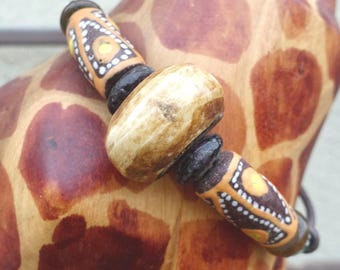 Pulsera unisex con cordón de cuero y cuentas de vidrio reciclado y hueso africano / Peregrino terrestre / Tribal / Nómada africano
