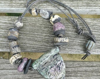 GLORÍA DESVANECIDA - La reliquia n.° 3 / Colgante y cuentas artesanales de Raku / Collar único / Regalo de aniversario para esposa / Cumpleaños