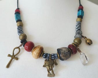 Collar THE TALISMAN TRAIL #5 / Peregrino de la Tierra / Nómada / Cuentas turísticas vintage de escarabajo / Cuenta Raku artesanal / Collar Ankh unisex