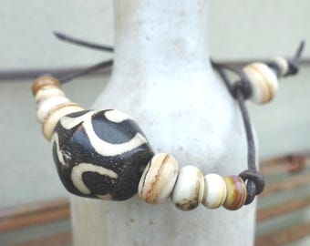 Pulsera africana de hueso y cristal de Murano: Peregrina terrestre unisex - Joyería tribal