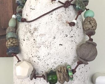 EL ESPACIO RESTAURADOR Collar artesanal / Cuentas de cerámica artesanales hechas a mano / Joyería Faded Glory / Collar de cuentas tonales