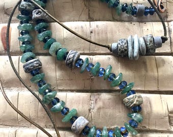 Collar grande de ágata musgosa pulida / Combinado con un collar minimalista de cerámica artesanal de longitud ajustable.