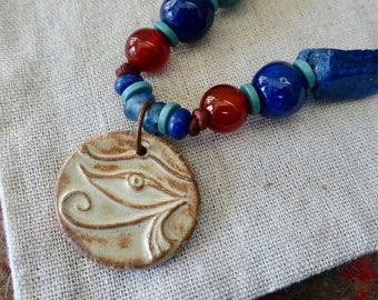 Collar Ojo de Ra: Lapislázuli, cornalina, joyería inspirada en el Antiguo Egipto / Mezcla de cuentas con pátina azul