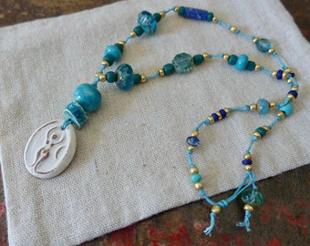 Collar de la Diosa del Nilo: Amuleto de cerámica artesanal, joyería con cuentas de lapislázuli / Mezcla de cuentas con pátina azul