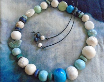 The ICE WALL - Collar artesanal de cuentas de cerámica: cuentas artesanales cocidas en Raku sobre cordón de cuero