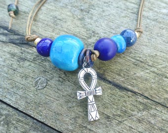 Collar Ankh egipcio / Collar Hatshepsut n.° 2 / Tierra de Punt / Collar vintage con cuentas de cerámica azul y cordón de cuero / Collar azul / ANKH