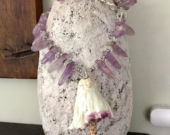 Collar BELL MEADOW / Colgante de cerámica artesanal / Cuentas de amatista vintage / Collar llamativo / Collar de piedras preciosas