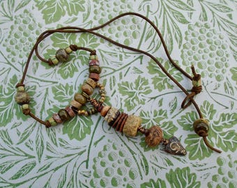 Collar Burning Man: Cuentas de cerámica artesanal, jaspe oceánico y cordón de cuero.