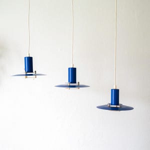 Lámpara colgante danesa vintage de LYFA, modelo 4020, en azul cobalto, de acero, estilo moderno de mediados de siglo.