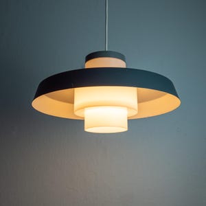 Lámpara colgante Space Age de Bent Karlby, lámpara danesa de mediados de siglo para LYFA, acero y acrílico, diseño moderno de los años 60.