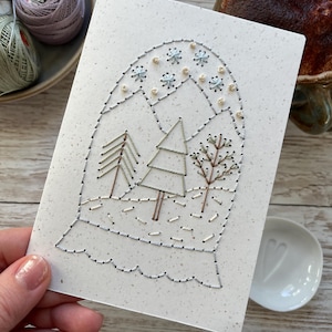 PDF Gestickte Schneekugel-Weihnachtskarten-Design, Winterkarten-Muster, Handgenähte Kartenanleitungen, Sofort-Download-Kartendesigns