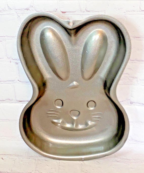 Easter Bunny Aluminum Cake Pan by Wilton 1997 See Photos Read