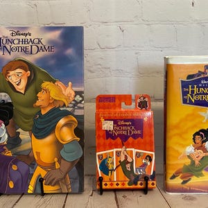Paquete El jorobado de Notre Dame de Disney / Incluye VHS, libro de tapa dura y juego de cartas / ¡Vea todas las fotos y lea los detalles!