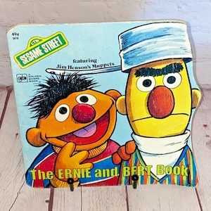 The Ernie and Bert Book in der Sesamstraße von Norman Stiles und Illustriert von Joe Mathieu | Goldenes Buch 1977 | Softcover | Siehe Fotos & Lesen