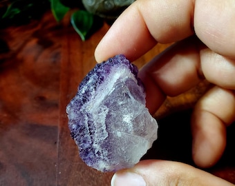 Esemplare minerale di fluorite viola
