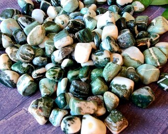 Pietra levigata di sardonice verde: chakra del cuore, forza e protezione