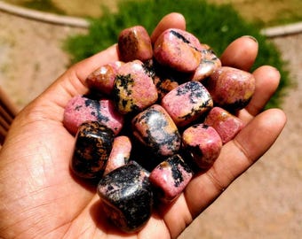 Pietra burattata di rodonite – Cristallo per la guarigione delle relazioni