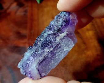 Esemplare minerale di fluorite viola