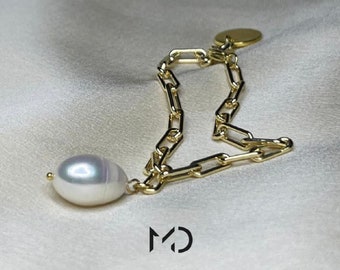 Dainty sea shell pearl bracelet