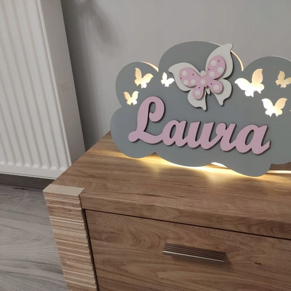 Schlummerlicht Personalisiert | Nachtlicht Geschenk für Baby und Kind - Deko Holz Wandlampe für Jungs und Mädchen Laura mit Schmetterlingen