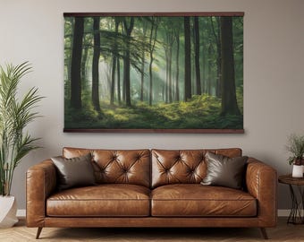 Könnte beinhalten: Ein gerahmter Kunstdruck eines Waldlandschaftsbildes. Das Bild zeigt hohe Bäume in einem grünen Wald, wobei Sonnenlicht durch das Blätterdach scheint. Der Druck ist in einem dunkelbraunen Holzrahmen montiert, über einem braunen Ledersofa.