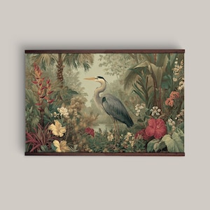 Puede incluir: Una impresión botánica enmarcada que representa una garza gris en un entorno tropical. La obra de arte muestra una variedad de flores en tonos rojos, rosas y amarillos, con un estanque en el fondo. El marco es marrón oscuro.