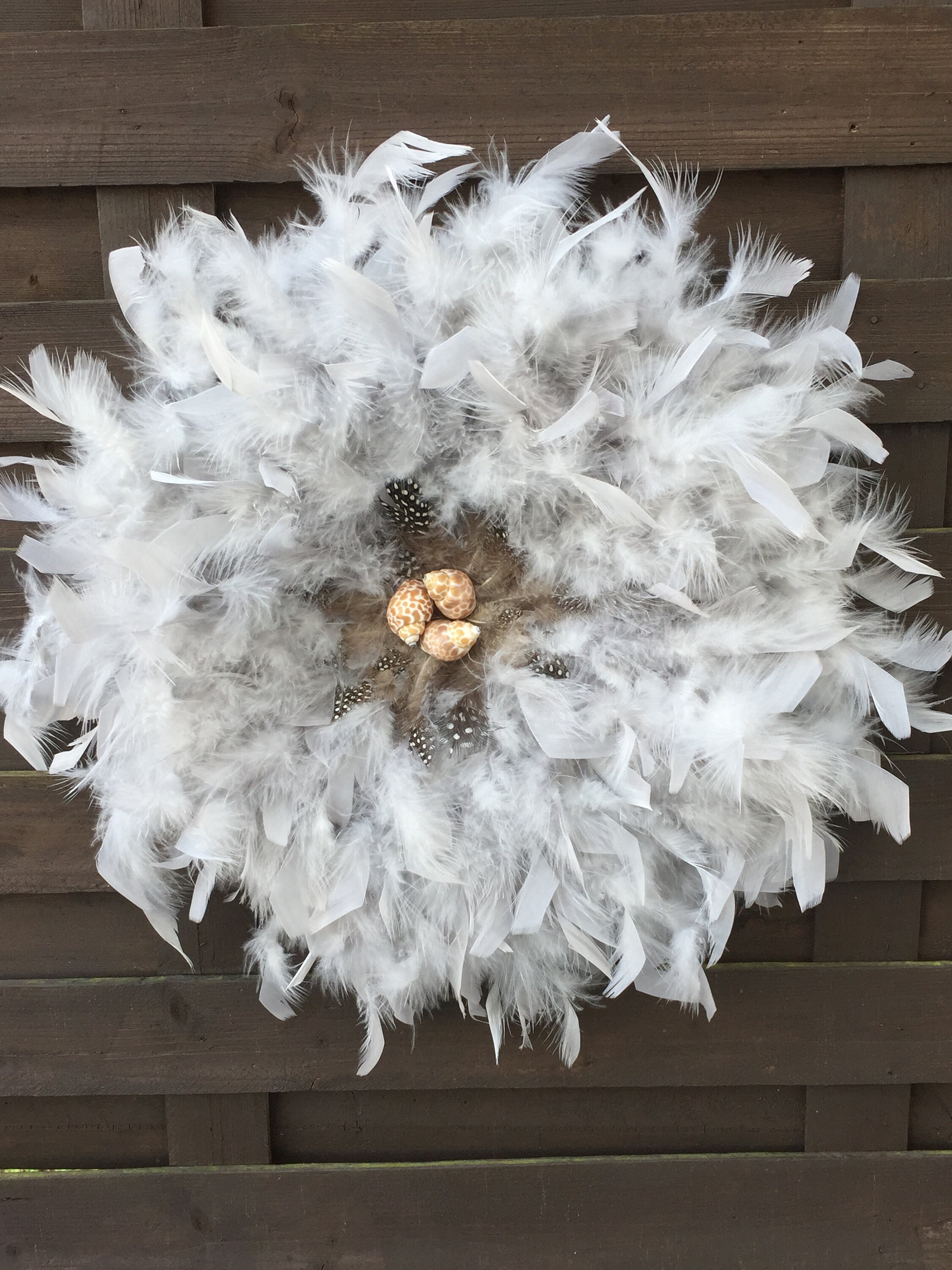 Juju Hat Gris en Plumes et Coquillages Fait Main