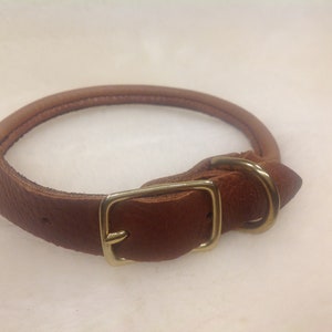 Rollkragen aus weichem Leder mit Schnalle