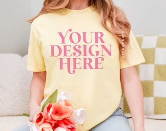 Comfort Colors 1717 Mockup in Butter, Mock up stile di vita C1717, Mockup di t-shirt modellate primaverili, Mock oversize, Printify Stampa su richiesta