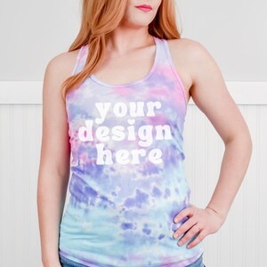 Op de afbeelding: Een tie-dye tanktop met een witte print die "your design here" zegt.