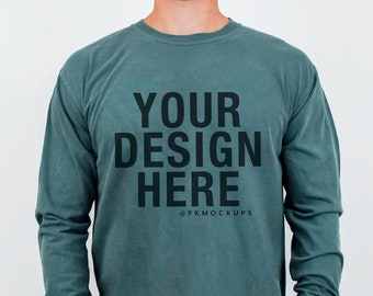Comfort Colors 6014 blauw sparrenhout mock-up C6014 T-shirt met lange mouwen mannelijk model herenshirt mock vader T-shirt mock-up minimale witte achtergrond