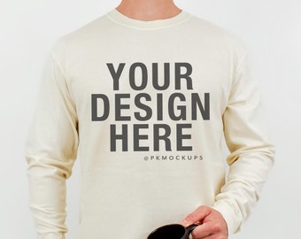 Heren Comfort Colors 6014 Ivory mock-up C6014 T-shirt met lange mouwen, herenmodel herenshirt mock Dad-t-shirt mock-up minimale witte achtergrond
