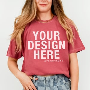 Maqueta de camiseta Comfort Colors 1717 Brick Maqueta de modelo de persona real Maqueta de camiseta C1717 Maqueta moderna Bonita estética a cuadros sobre fondo blanco