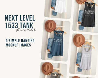 Könnte beinhalten: Fünf Mockup-Bilder eines weißen, schwarzen, blauen, grauen und grünen Tanktops, die an einer Holzleiter hängen. Jedes Tanktop hat den Text "PARKER & KANE" auf der Vorderseite aufgedruckt. Die Tanktops werden vor einem weißen Hintergrund gezeigt.