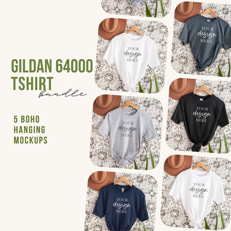 Op de afbeelding: Vijf Gildan 64000 T-shirts hangen aan houten hangers. De shirts zijn in verschillende kleuren, waaronder wit, grijs, zwart en marineblauw. Elk shirt heeft de tekst "YOUR design HERE" op de voorkant gedrukt.