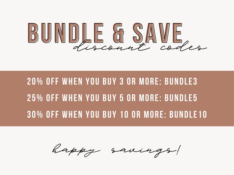Op de afbeelding: Een afbeelding met de tekst "BUNDLE & SAVE discount codes" in bruine tekst met een zwarte omtrek. De afbeelding geeft drie kortingscodes: BUNDLE3 voor 20% korting bij aankoop van 3 of meer artikelen, BUNDLE5 voor 25% korting bij aankoop van 5 of meer artikelen en BUNDLE10 voor 30% korting bij aankoop van 10 of meer artikelen. De afbeelding bevat ook de tekst "happy savings!" in zwarte cursieve letters.