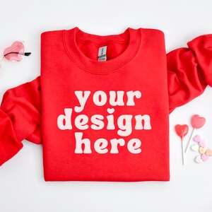 Red Gildan 18000 mockup met ronde hals, G180-sweater mock-up, Valentine-sweater mockups, Printify Flatlay, print on demand ronde hals, print