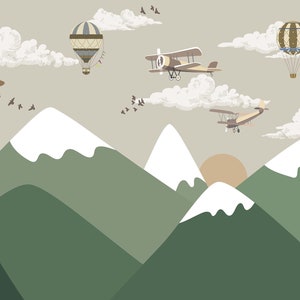 Op de afbeelding: Illustratie van een grillig landschap met groene bergen met besneeuwde toppen, dubbeldekkers, luchtballonnen, wolken en vogels tegen een neutrale achtergrond. De sc&egrave;ne roept een gevoel van avontuur en reizen op.